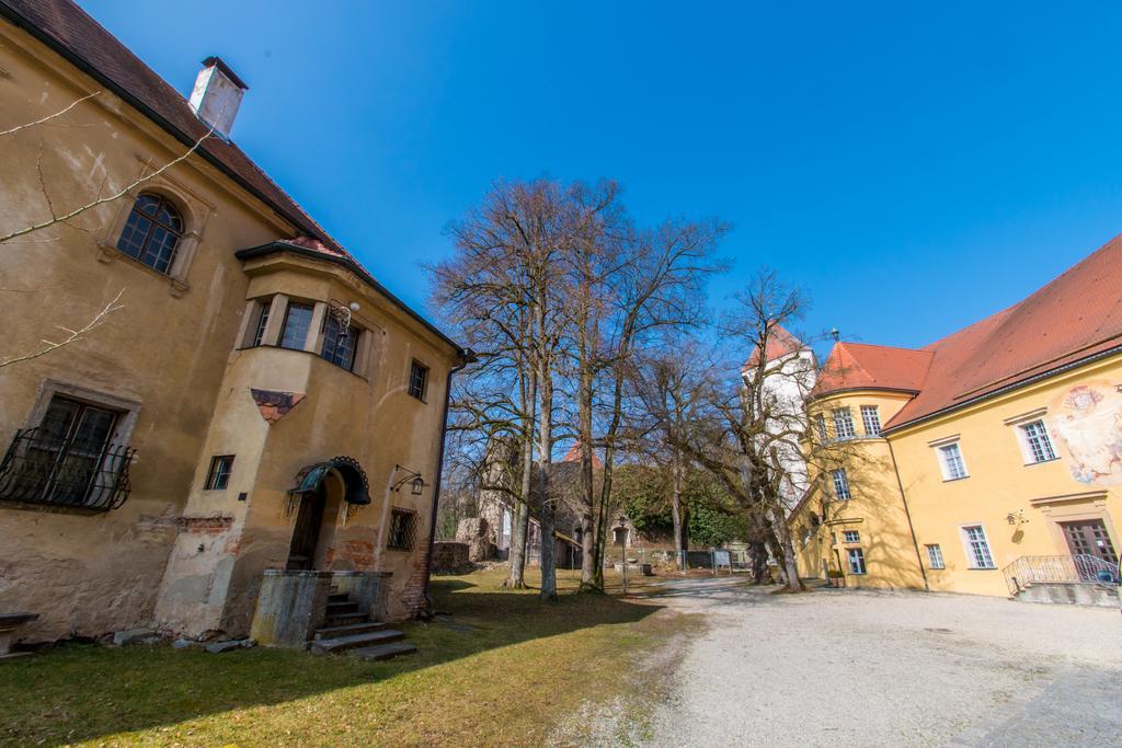 Hotel Schloss Neuburg - Hoftaferne 뉴버그엠인 외부 사진